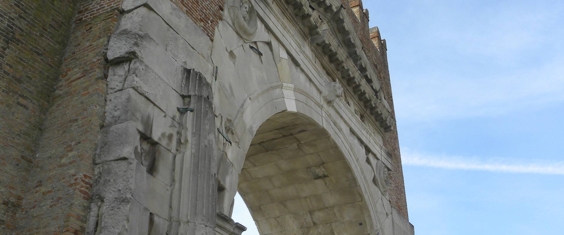 La sfidante ed ETERNA imponenza massiccia dell'Arco IMPERIALE di RIMINI foto di Claudio CASADEI